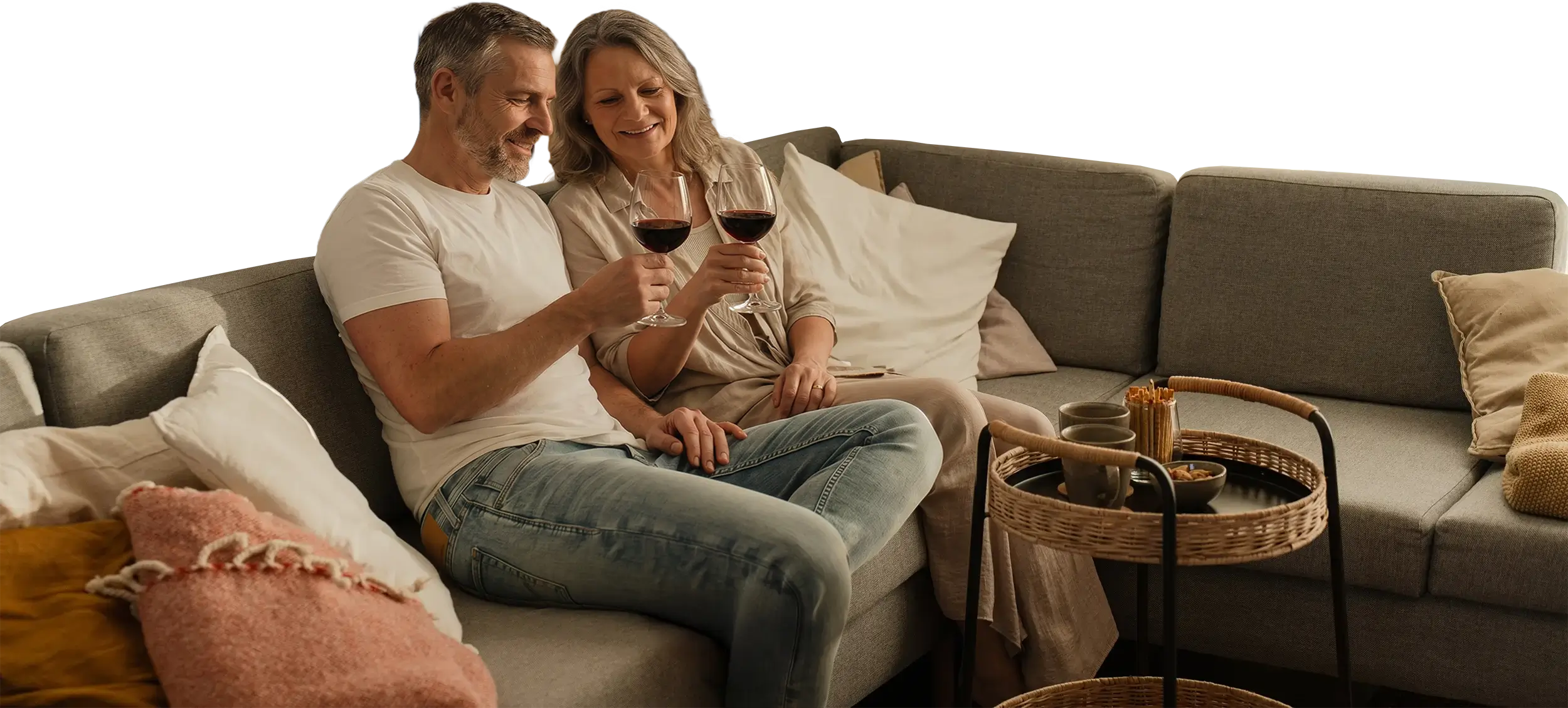 Paar auf der Couch mit Weinglas, Traum vom Ferienhaus kaufen in den Niederlanden